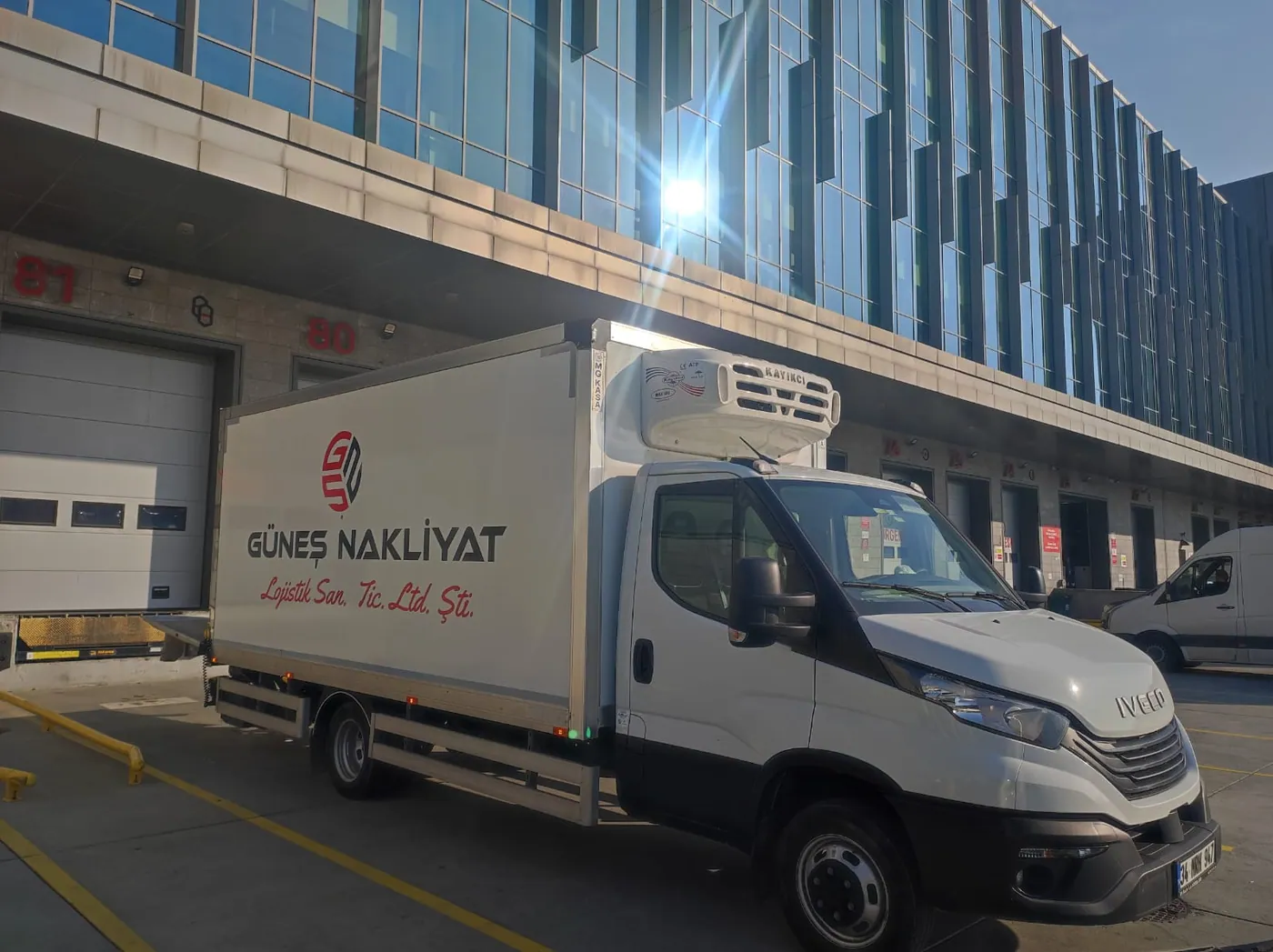 Çatısında soğutma ünitesi bulunan Güneş Nakliyat frigorifik kamyonu lojistik merkezi rampasında