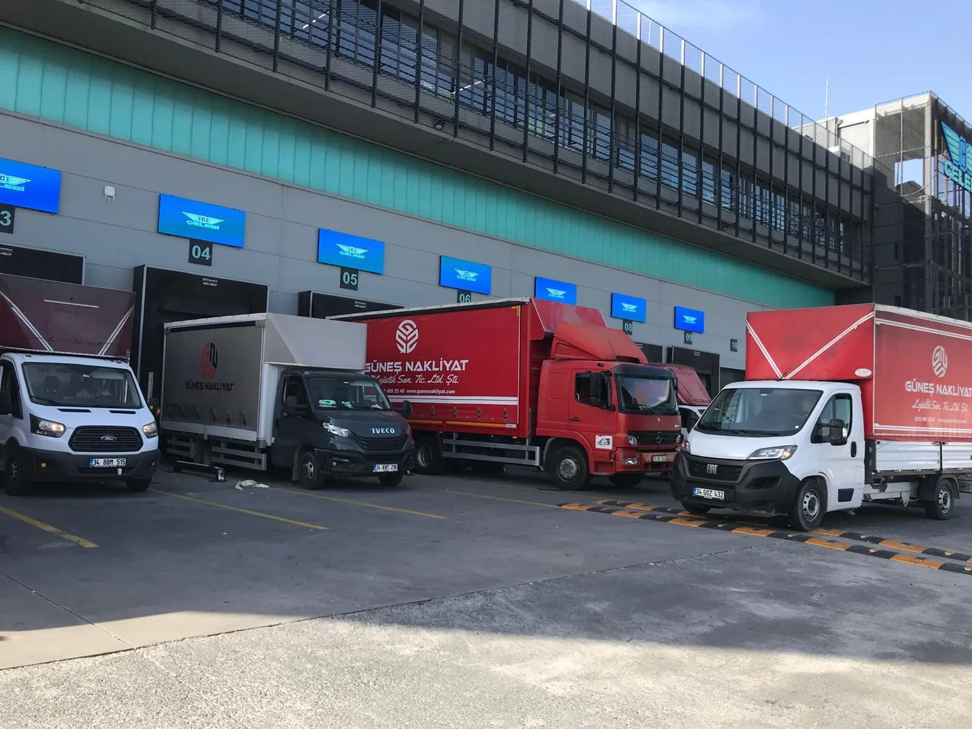 Güneş Nakliyat araç filosunun kargo terminali rampalarında sıralanmış hali