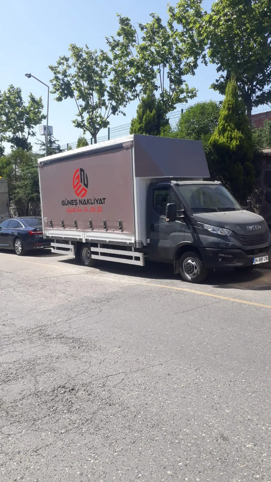 Güneş Nakliyat tenteli kamyonunun şehir içi teslimat için park halinde bulunması