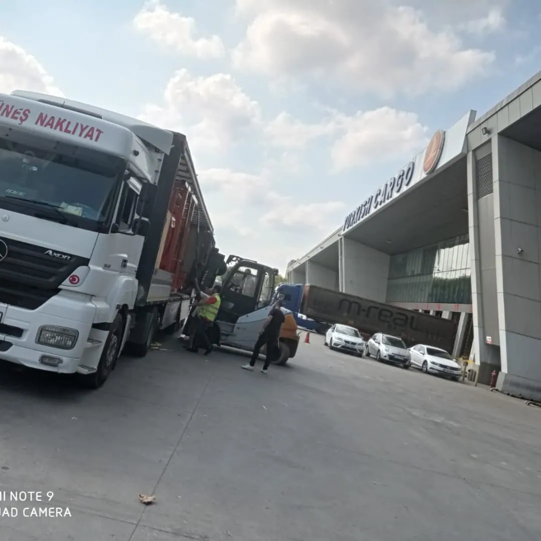 Turkish Cargo terminali önünde Güneş Nakliyat tırına forkliftle yük aktarılması