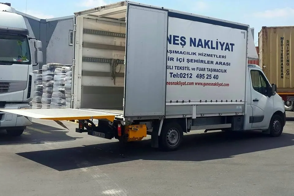 Hidrolik lifti açık Güneş Nakliyat kamyonunun rampasız noktada boşaltma yapması