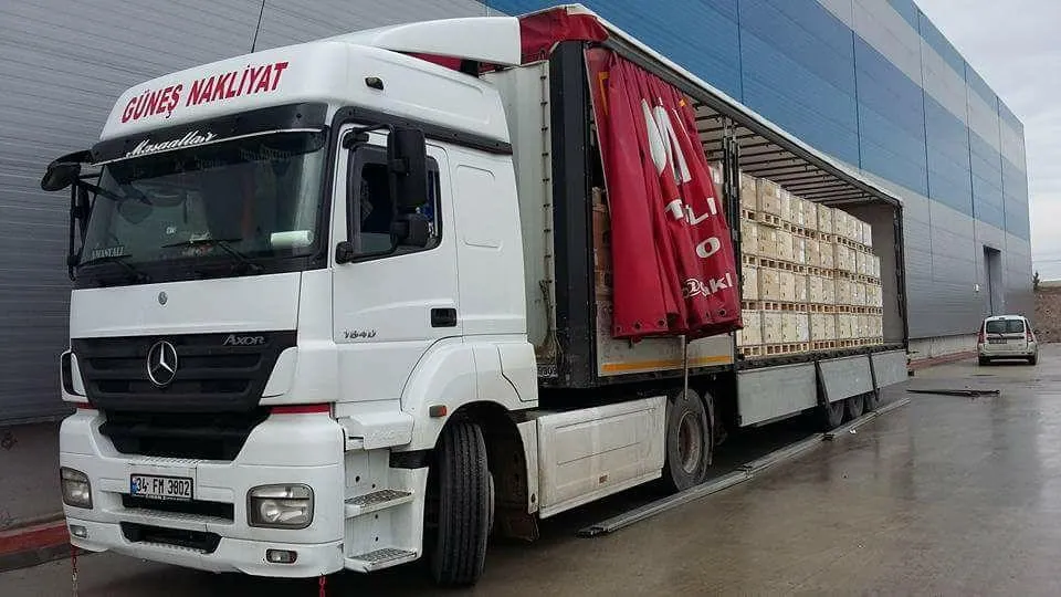Depo çıkışında Güneş Nakliyat tırına paletli kutuların komple yüklenmesi